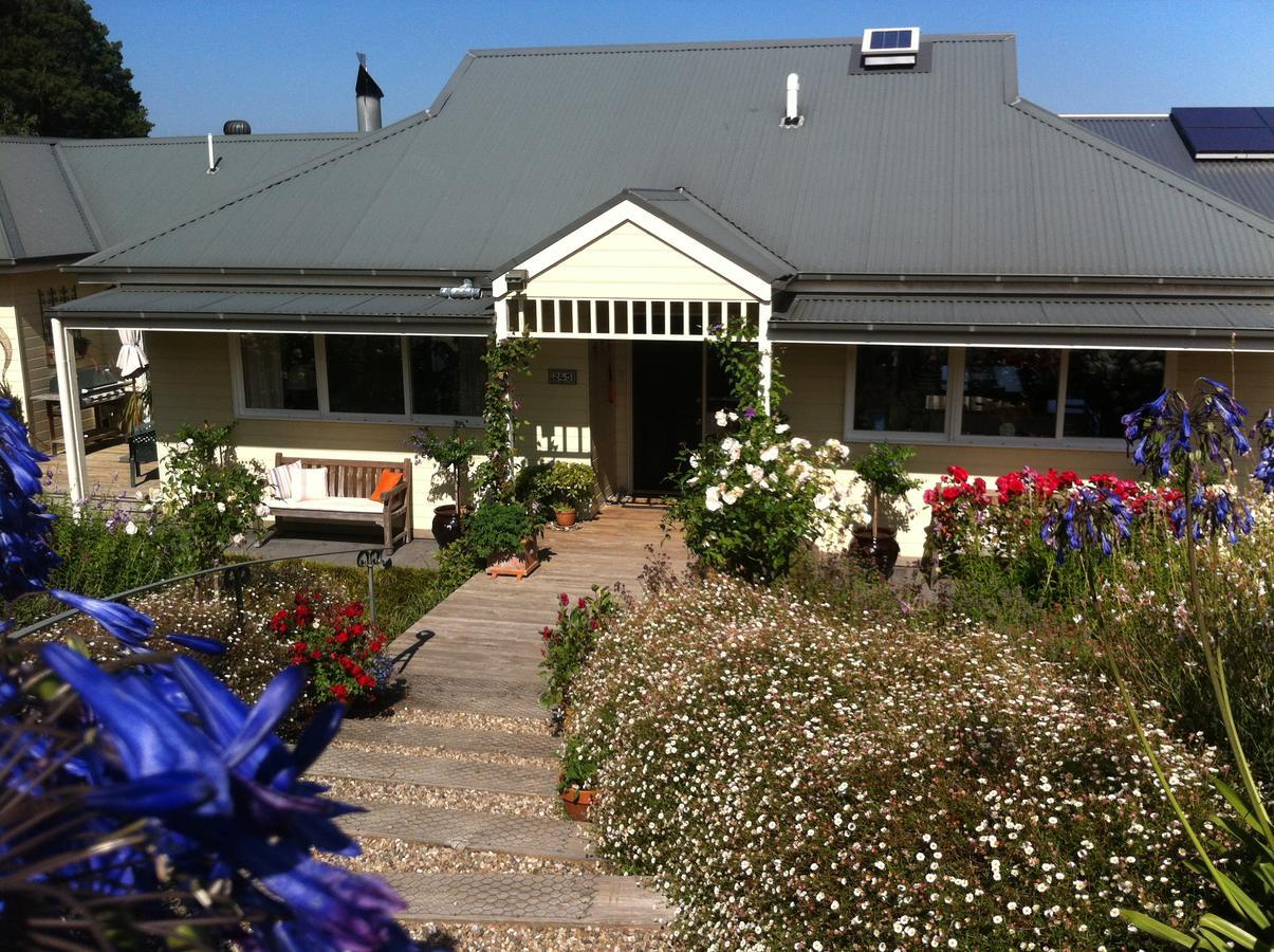 Llarrinda Bed & Breakfast Foster Exterior photo